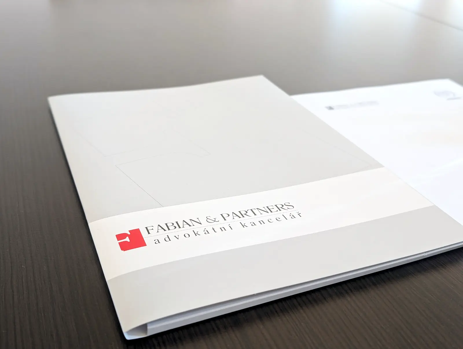desky-s-dokumenty-advokatni-kancelare-fabian-partners-1600 Desky s dokumenty advokátní kanceláře FABIAN & PARTNERS na jednacím stole